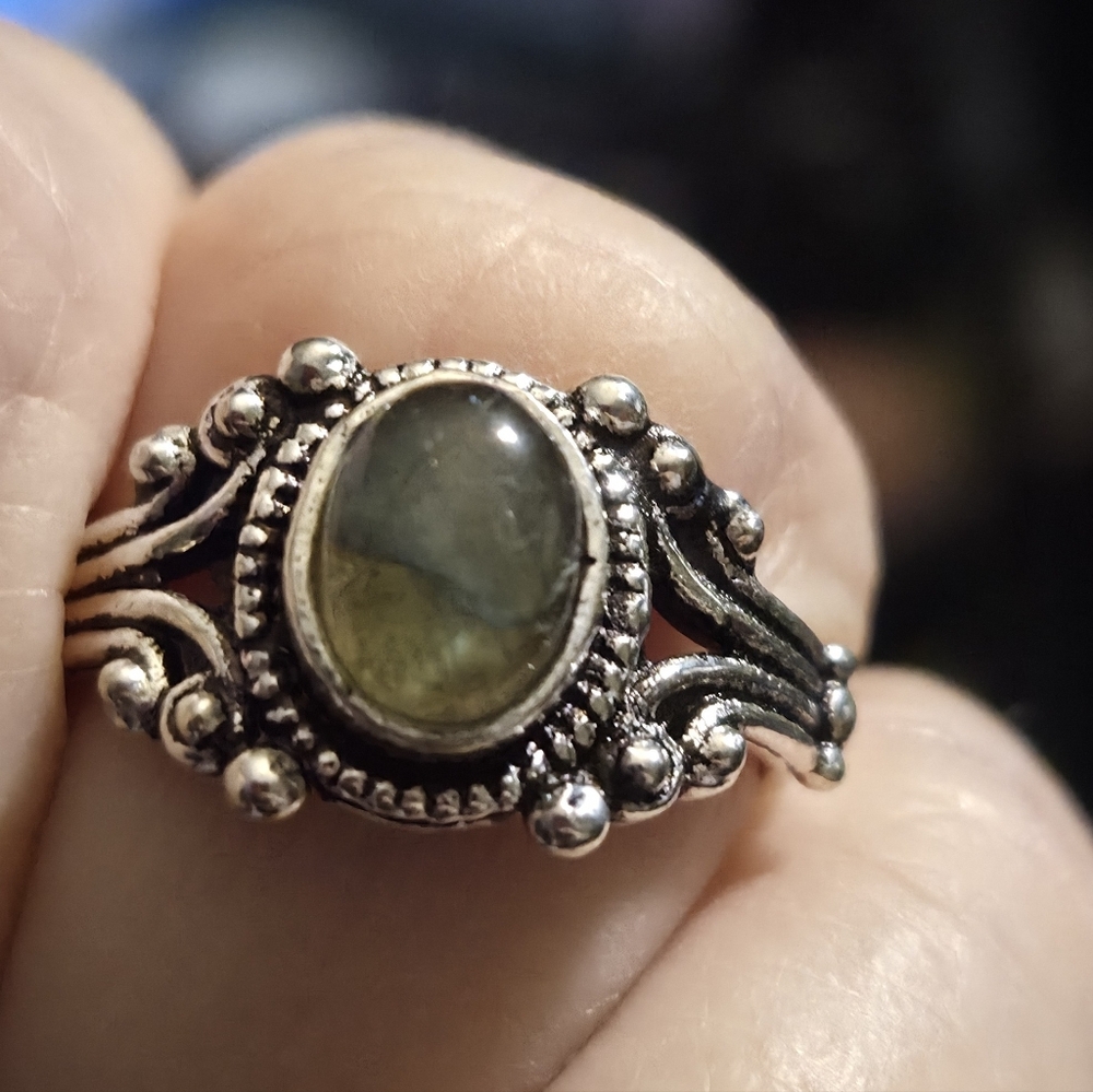 NWOT Handmade Small Labradorite Women's Oxidized Silver Ring in Size 7.5